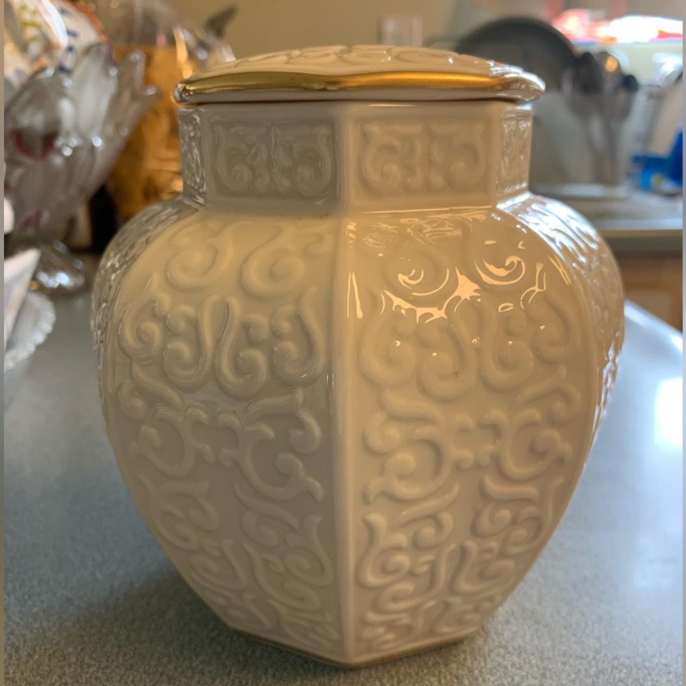 VINTAGE•Lenox jar with 24k gold trim lid